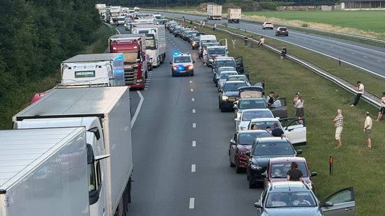 Zwaar ongeval op A67 bij Helenaveen veroorzaakt file. Zwaar ongeval op A67 bij Helenaveen veroorzaakt file.