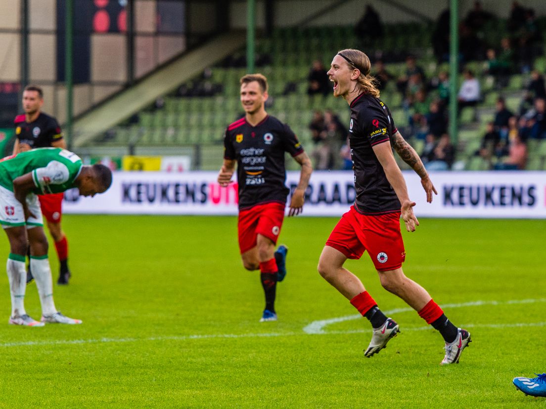 Elias Már Ómarsson viert één van zijn twee goals voor Excelsior tegen FC Dordrecht (Bron: VK Sportphoto)