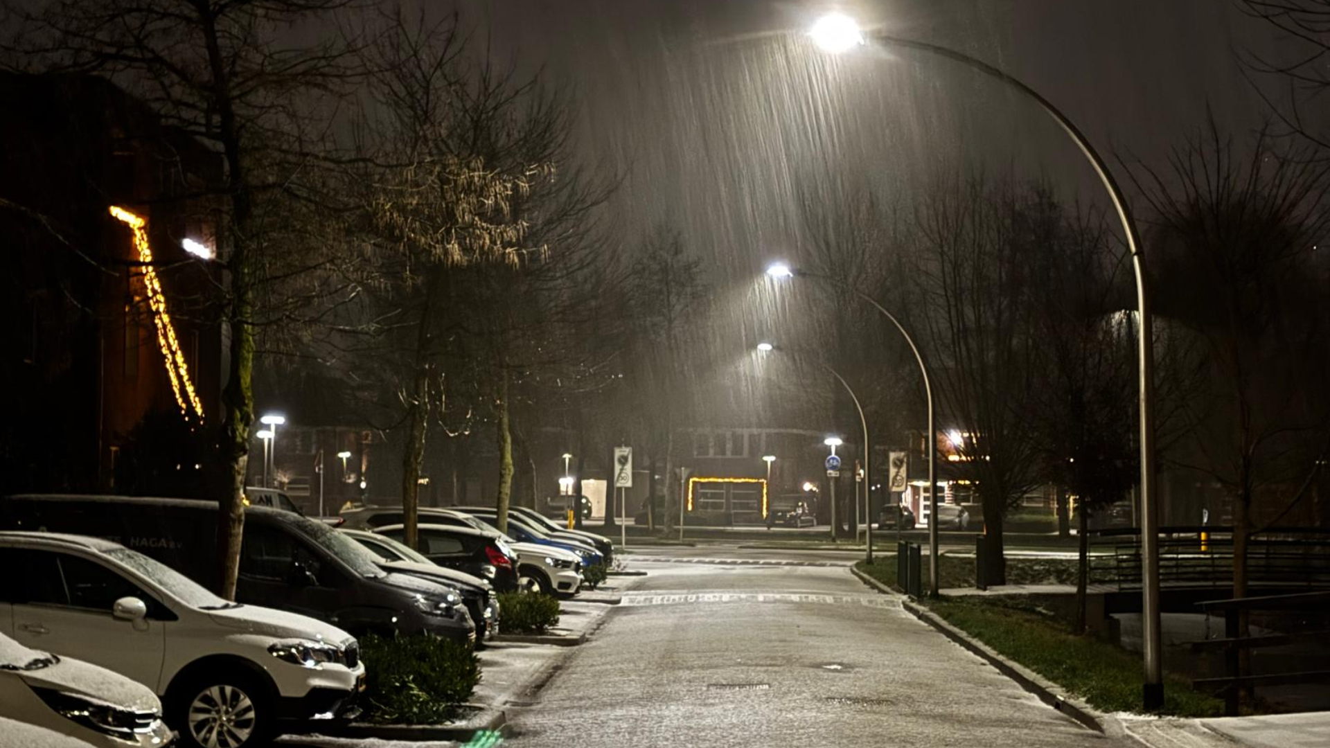 De winterse neerslag kan voor gladheid zorgen op wegen