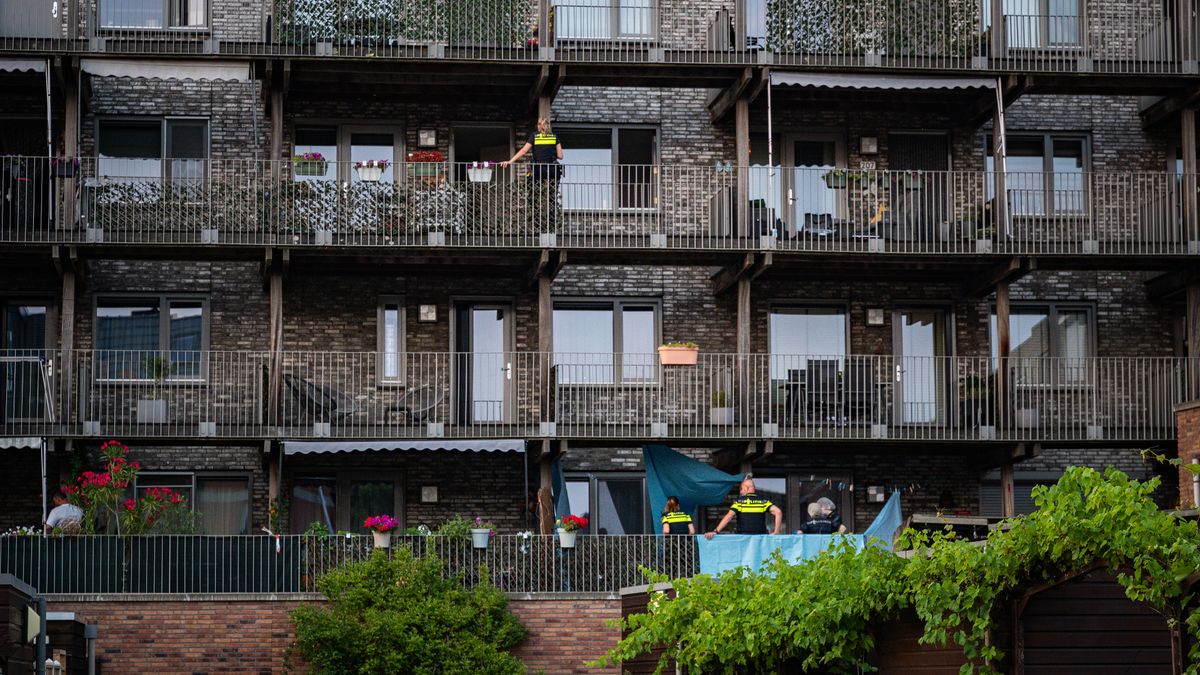 Man overleden na val uit raam van appartementencomplex