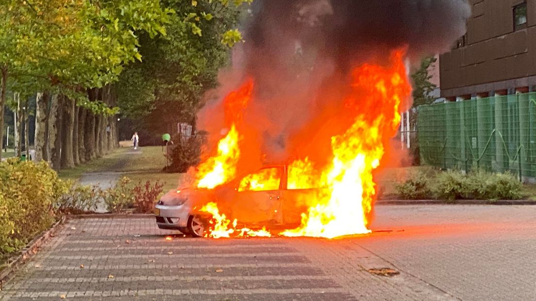 Auto in Assen gaat in vlammen op