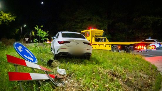 Politie schiet • ongeluk op rotonde