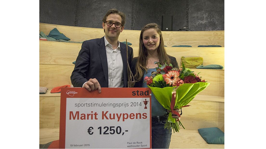 Sporttalent Marit Kuypens met wethouder Paul de Rook van de gemeente Groningen.