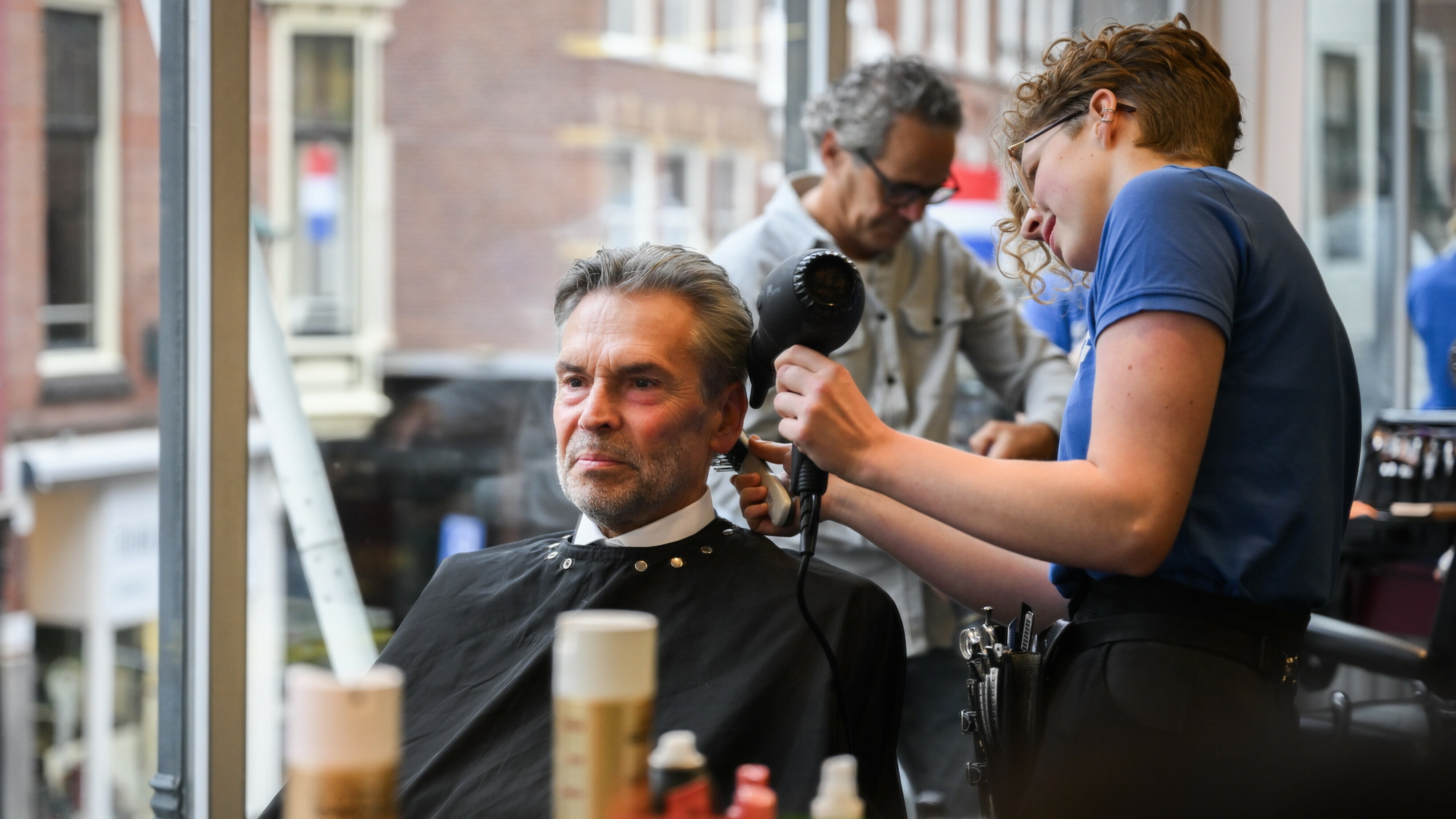 Deze Friese kapper maakt ministers Prinsjesdag-ready