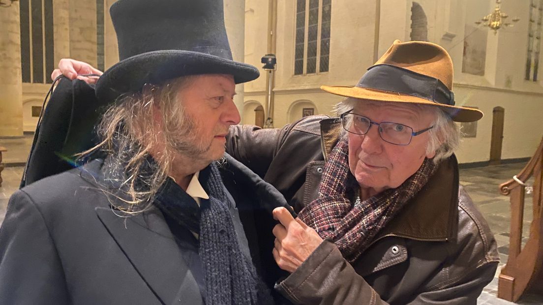 De oude Scrooge (Loek van Voorst, rechts) legt zijn mantel over de schouder van de nieuwe Scrooge (Wessel Lindeboom)