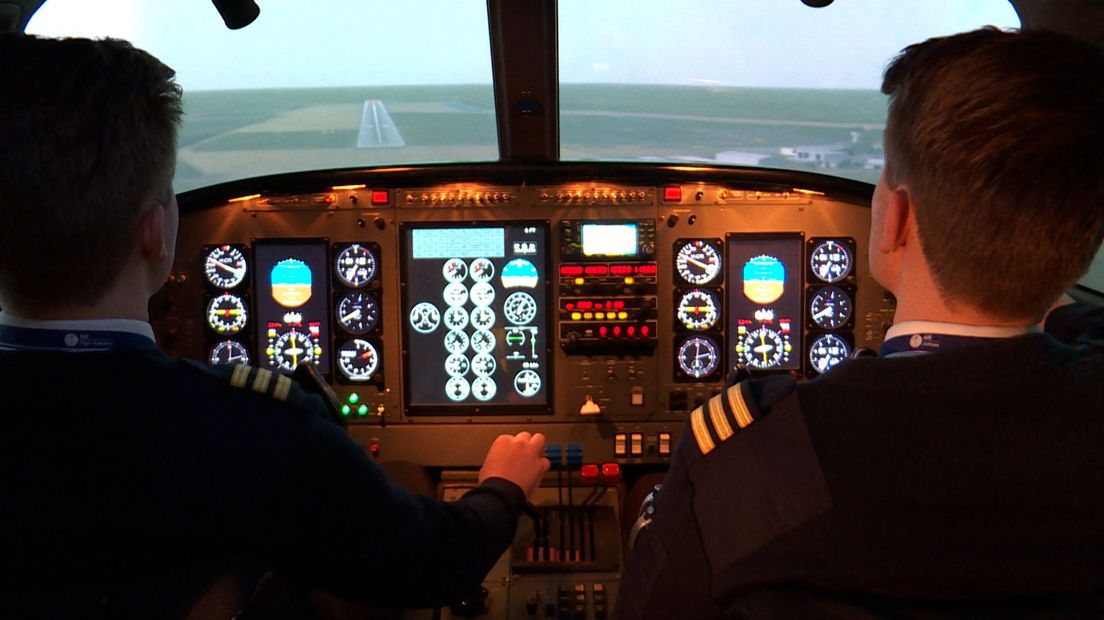 In de simulator kunnen ze hun vlieguren bijhouden
