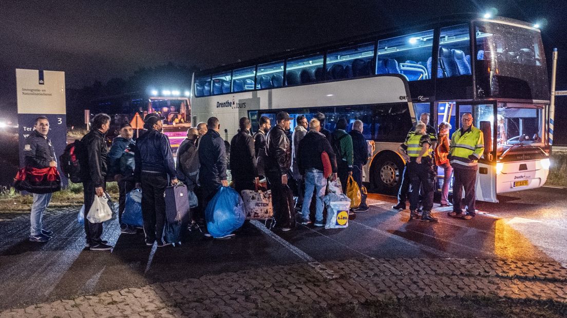 Asielzoekers bij het overvolle aanmeldcentrum in Ter Apel worden overgebracht naar opvanglocaties verspreid over Nederland