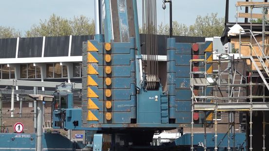 De aanleg van de Passerelle in Zwolle ligt op schema. De start van de bouw verliep moeizaam door een defecte hijskraan, maar de opgelopen vertraging is vannacht ingehaald.