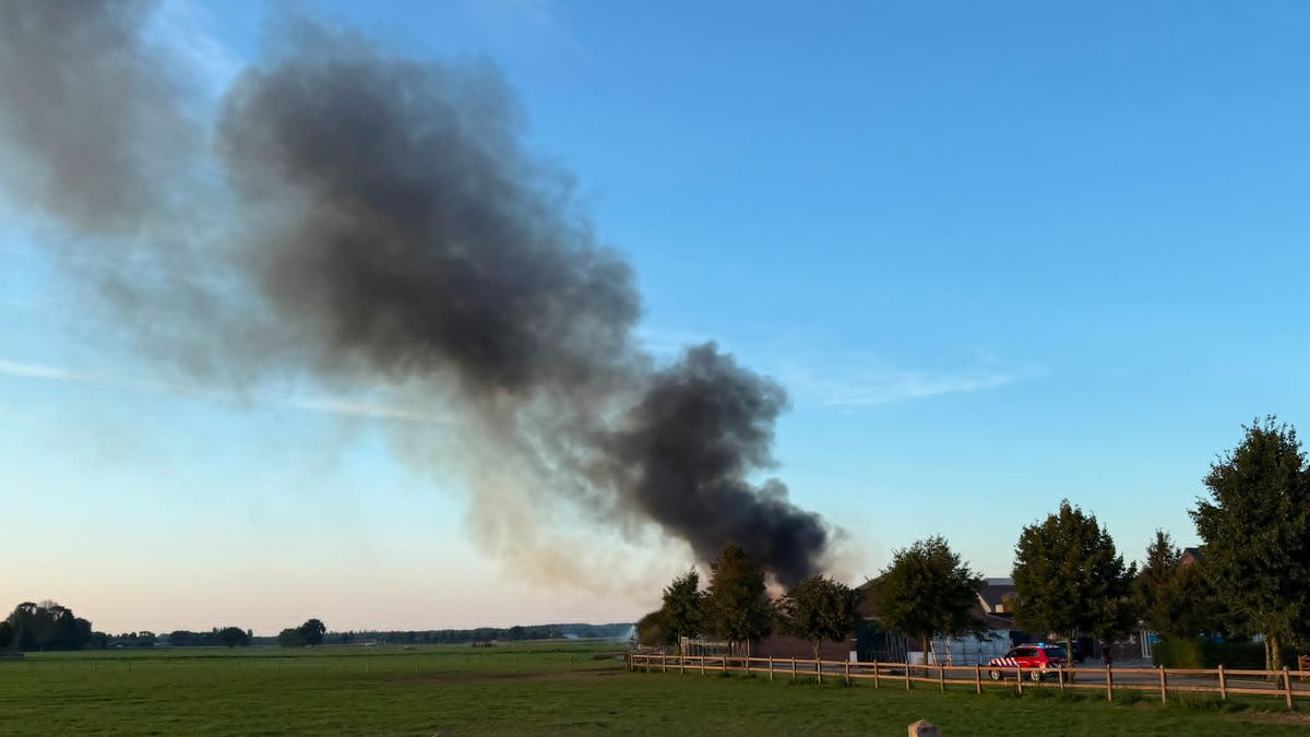 Grote brand uitgebroken in Swolgen, zwarte rookwolk in wijde omgeving te zien