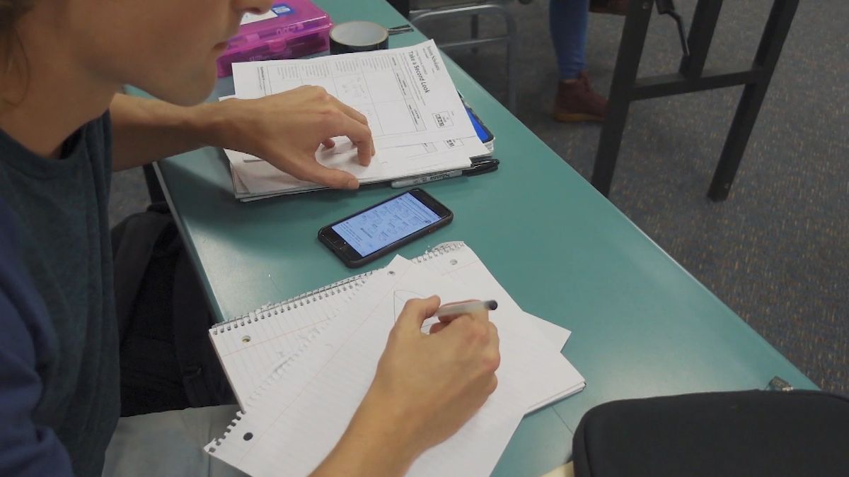 Mobiele telefoons blijven vanaf vandaag thuis, in de kluis of in de
