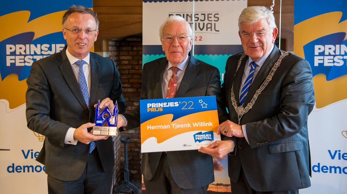 Winnaar PrinsjesPrijs 2022 Herman Tjeenk Willink met commissaris van de Koning in Groningen, René Paas en burgemeester van Den Haag Jan van Zanen
