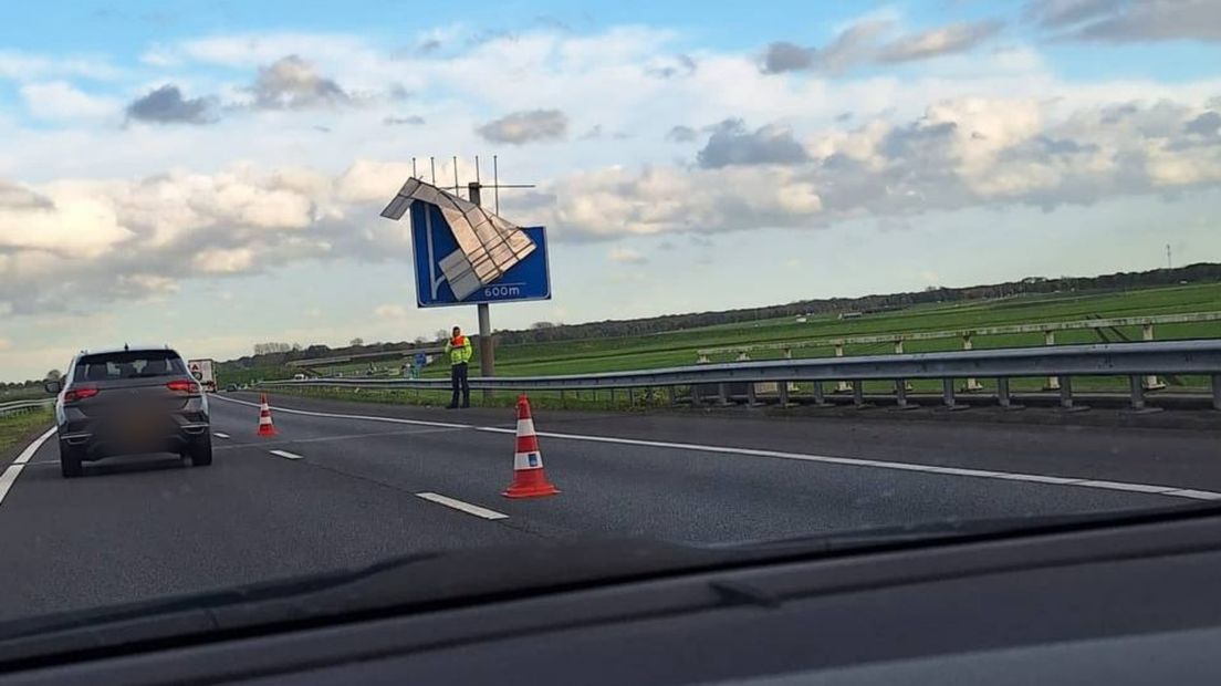 Een verkeersbord langs de A7 bij Scheemda