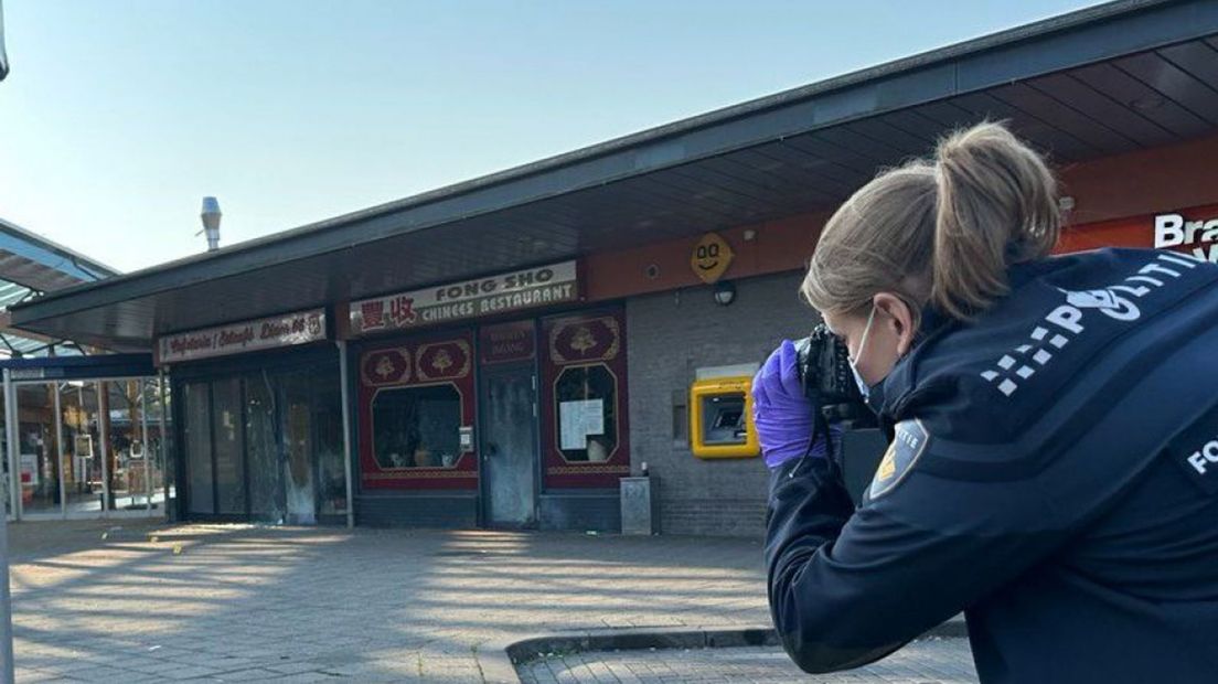 Politie-onderzoek bij winkelcentrum Elderhof in Arnhem-Zuid.