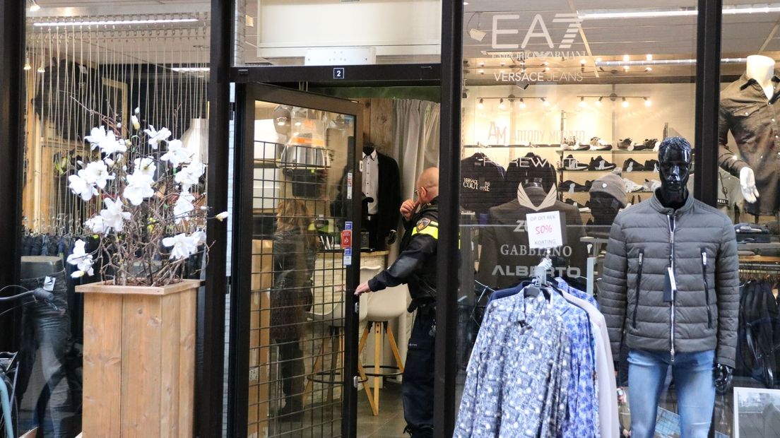 De politie doet onderzoek vlak na de overval