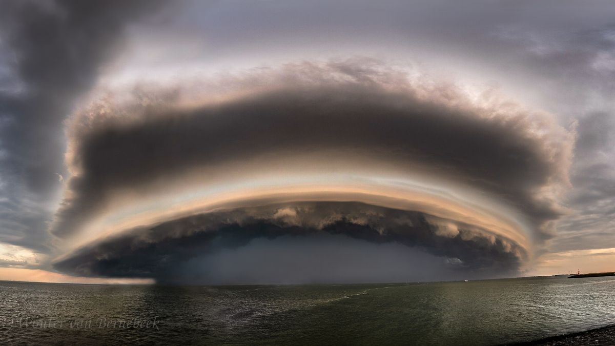 Stormjager Wouter kwam naar Rilland voor speciale shelfcloud: 'In jaren niet zo'n mooie gezien'