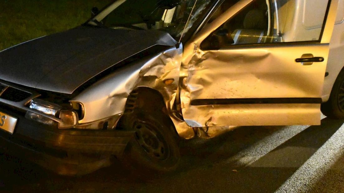 Auto en mmbs botsen tegen elkaar in Enschede