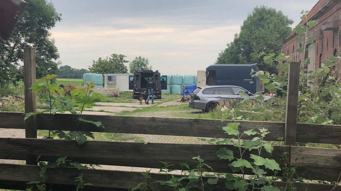 Bij een boerderij in Blijham werd een drugslab opgerold