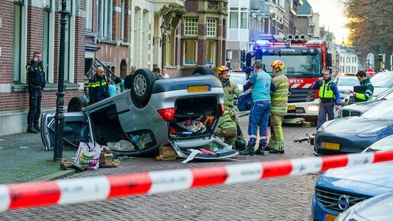 Auto over de kop op Utrechtse Maliebaan na botsing met fietser, traumaheli landt in Lepelenburg. Auto over de kop op Utrechtse Maliebaan na botsing met fietser, traumaheli landt in Lepelenburg.