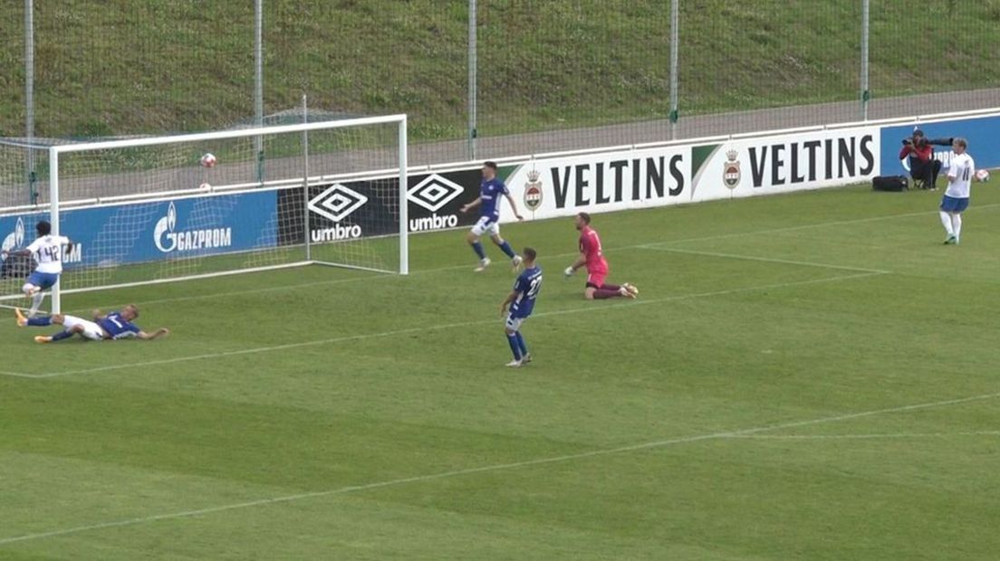 Manhoef maakt de 2-1 tegen Schalke.