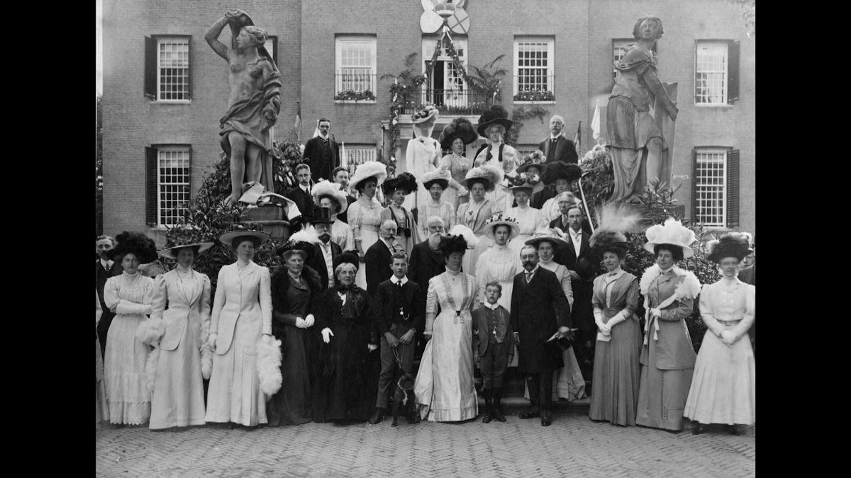 Portretten op de trap van kasteel Amerongen