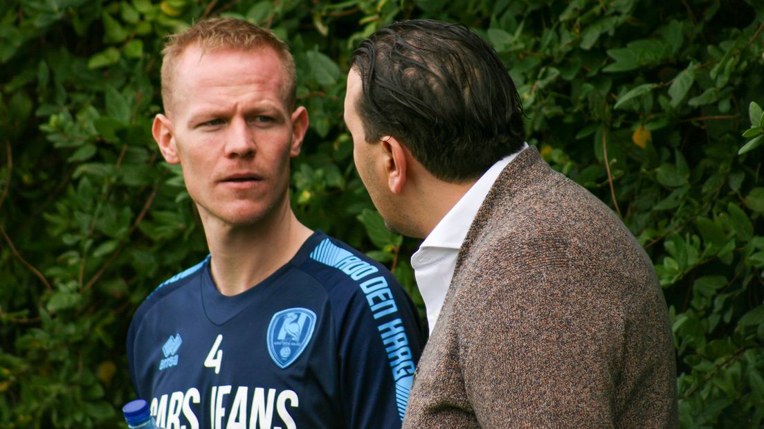 Tom Beugelsdijk in gesprek met directeur Mohammed Hamdi.