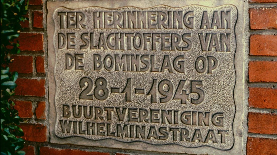 Plaquette die herinnert aan de bominslag in Meppel (Rechten: Archief Oud Meppel)