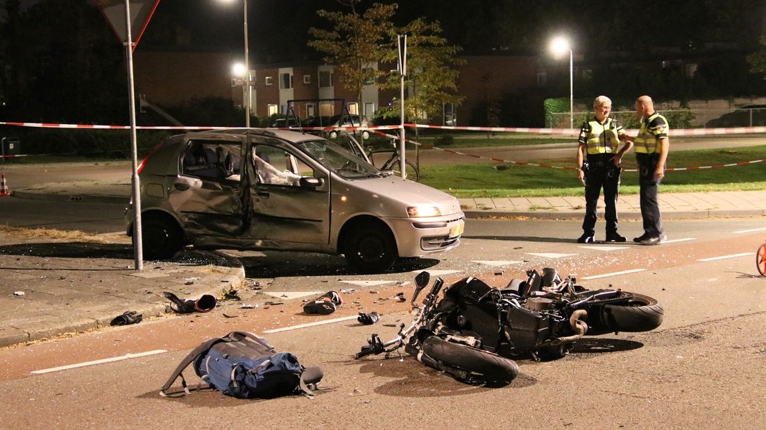 Auto en motor botsen in Terneuzen