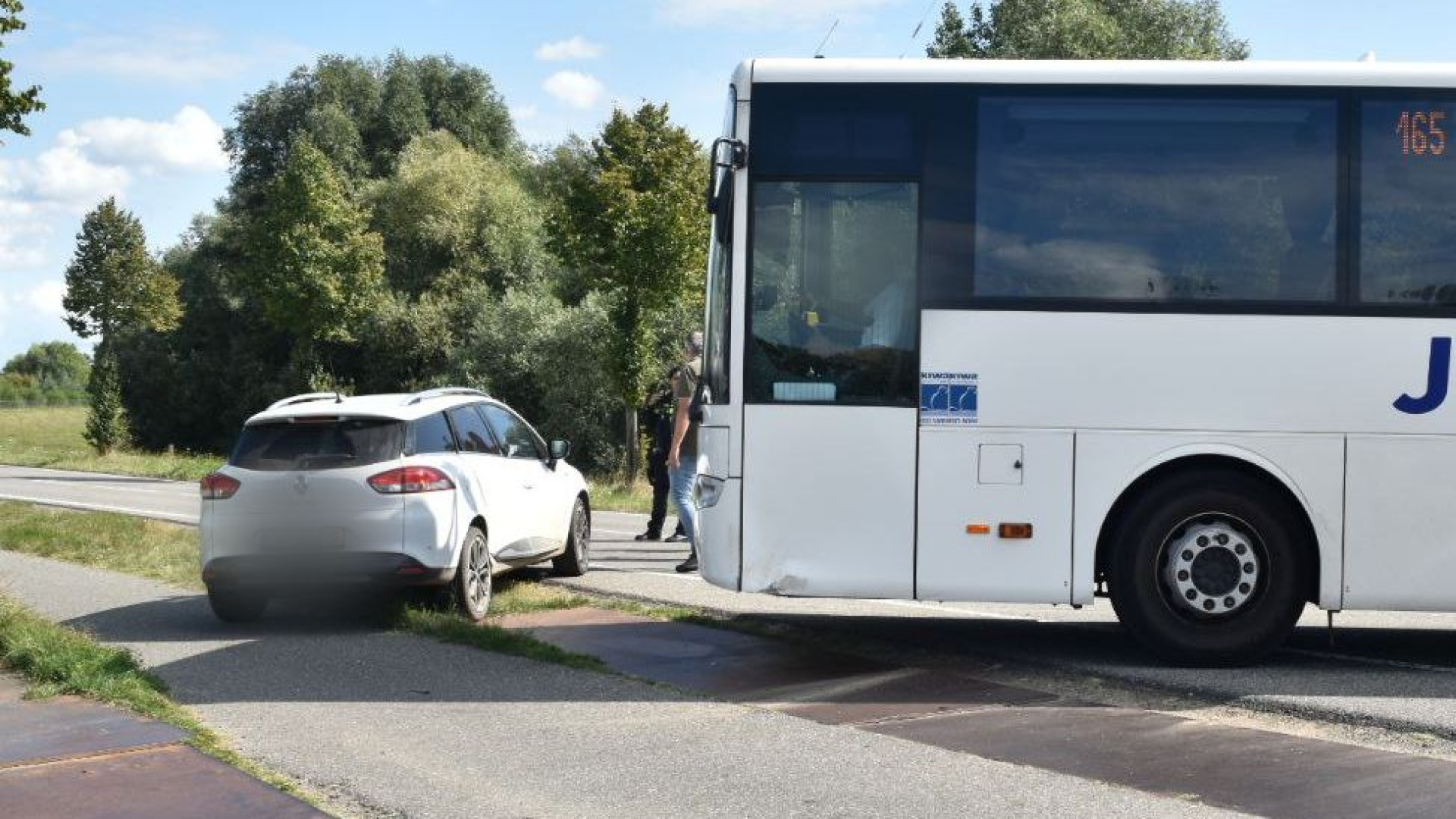 Automobilist gewond na botsing met touringcar.