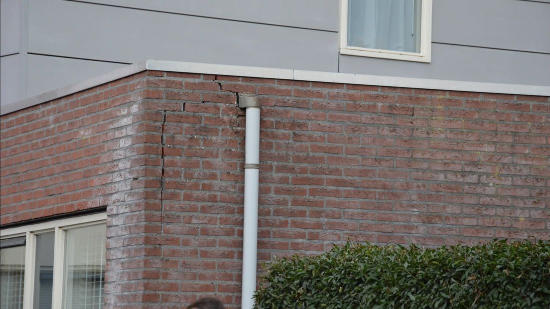 Woning in Steenwijk beschadigd na botsing tussen auto's