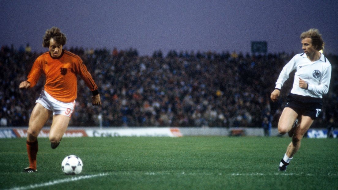 Arie Haan heeft de bal op het WK '78, tegen West-Duitsland