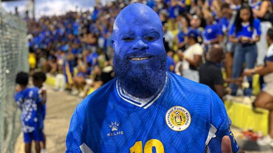 Dick Advocaat krijgt op WK voetbal in Amerika steun van superfan Curaçao die auto wilde verkopen Nieuws