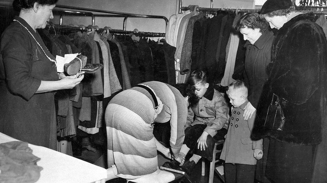 Textielwinkel voor evacués van de watersnoodramp. Maart 1953, tweede verdieping van het warenhuis.