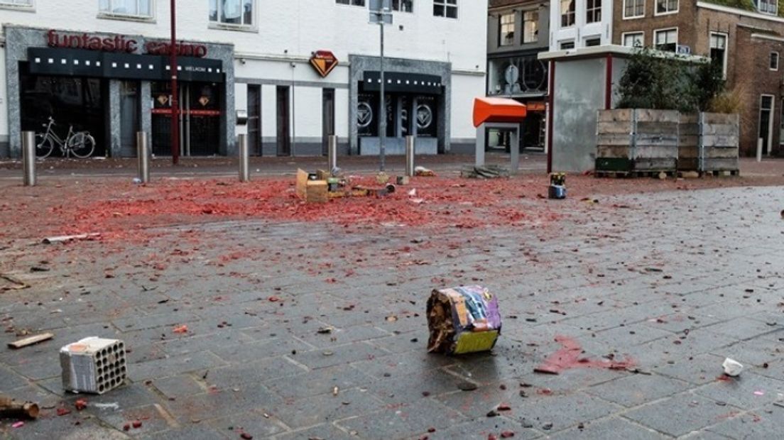 Resten vuurwerk op straat