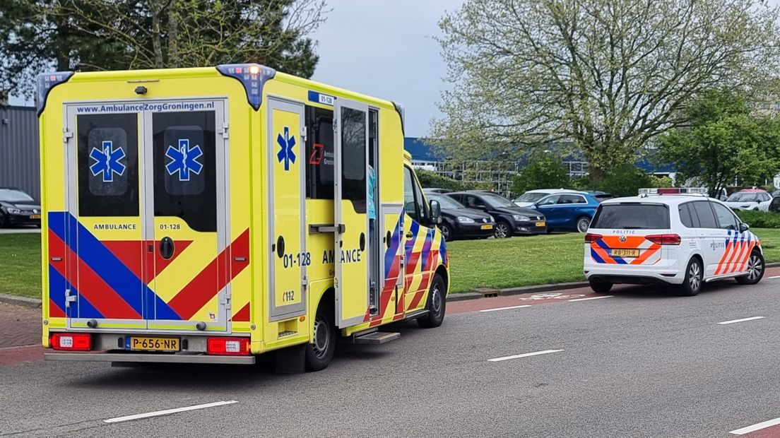 De bestuurder van de scooter is in de ambulance behandeld aan zijn verwondingen.