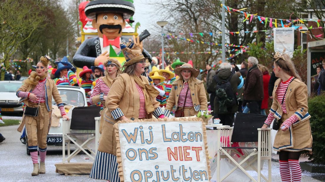 Deelnemers aan de carnavalsoptocht in Kronkeldörp 'laten zich niet opjuten'