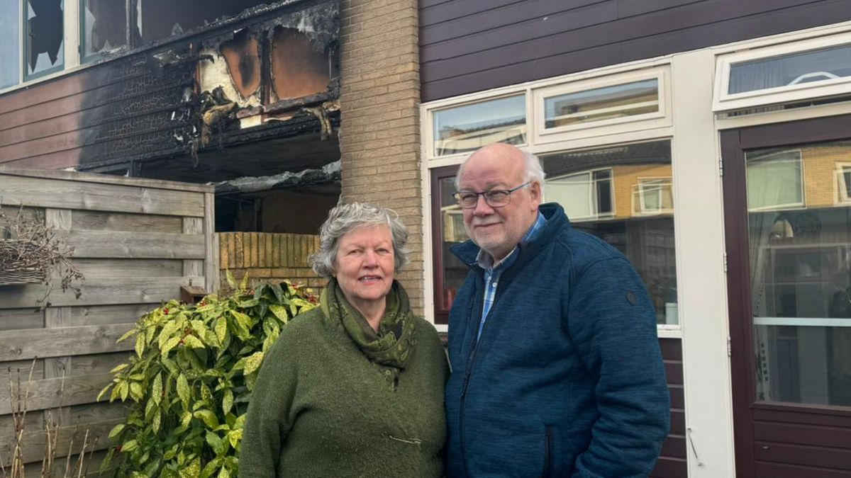 'Ben je thuis? Het huis van de buren staat in brand'