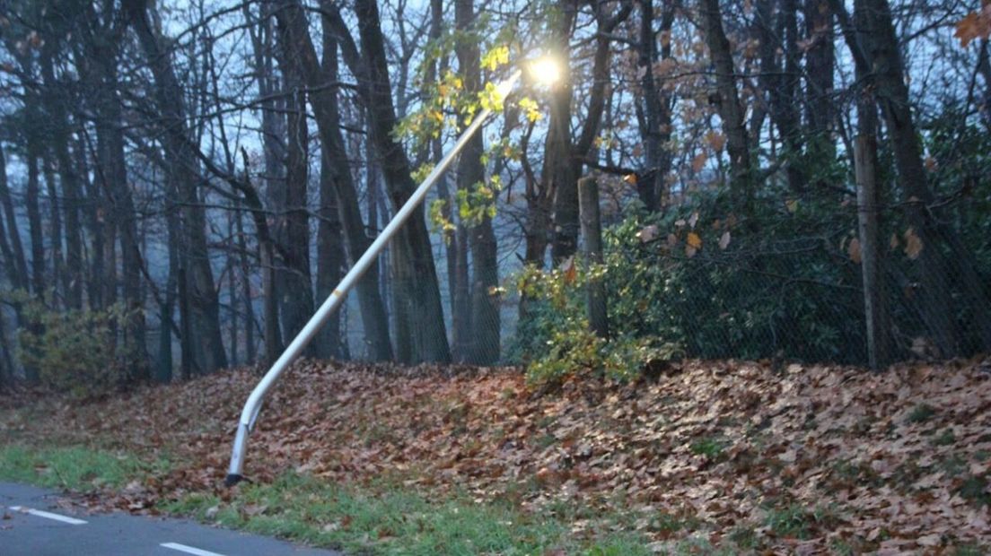 Lantaarnpaal vernield langs de N350 tussen Holten en Rijssen