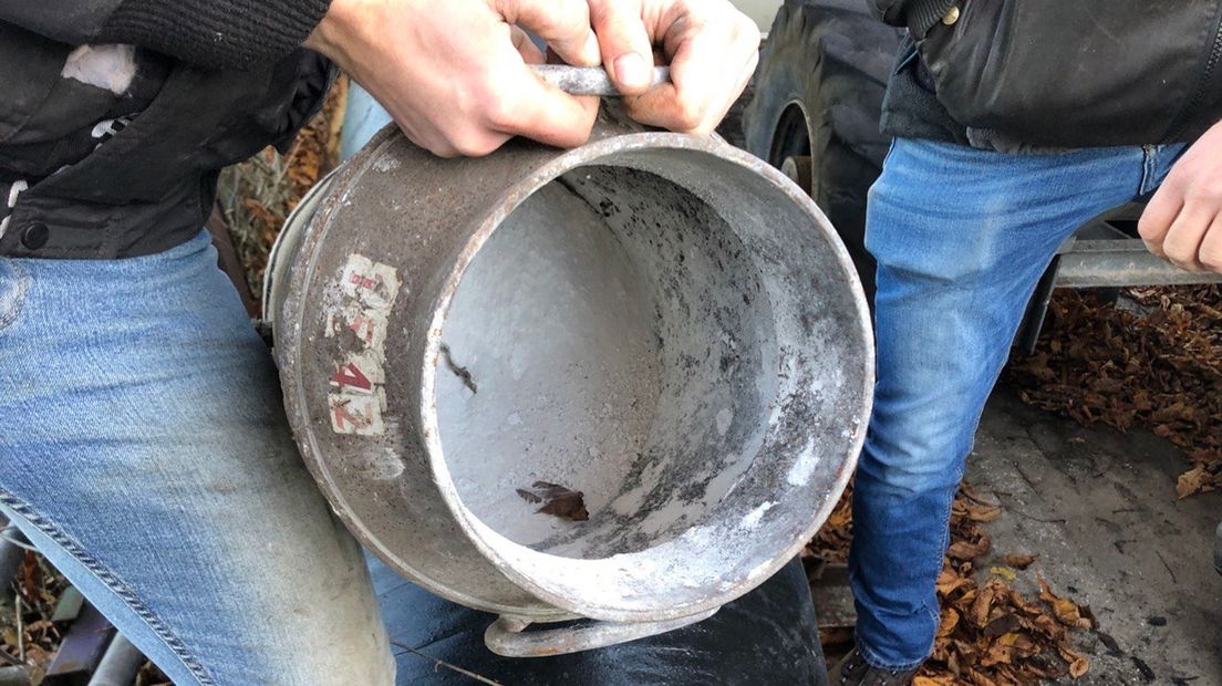 Een van de melkbussen die wordt gebruikt voor het carbidschieten