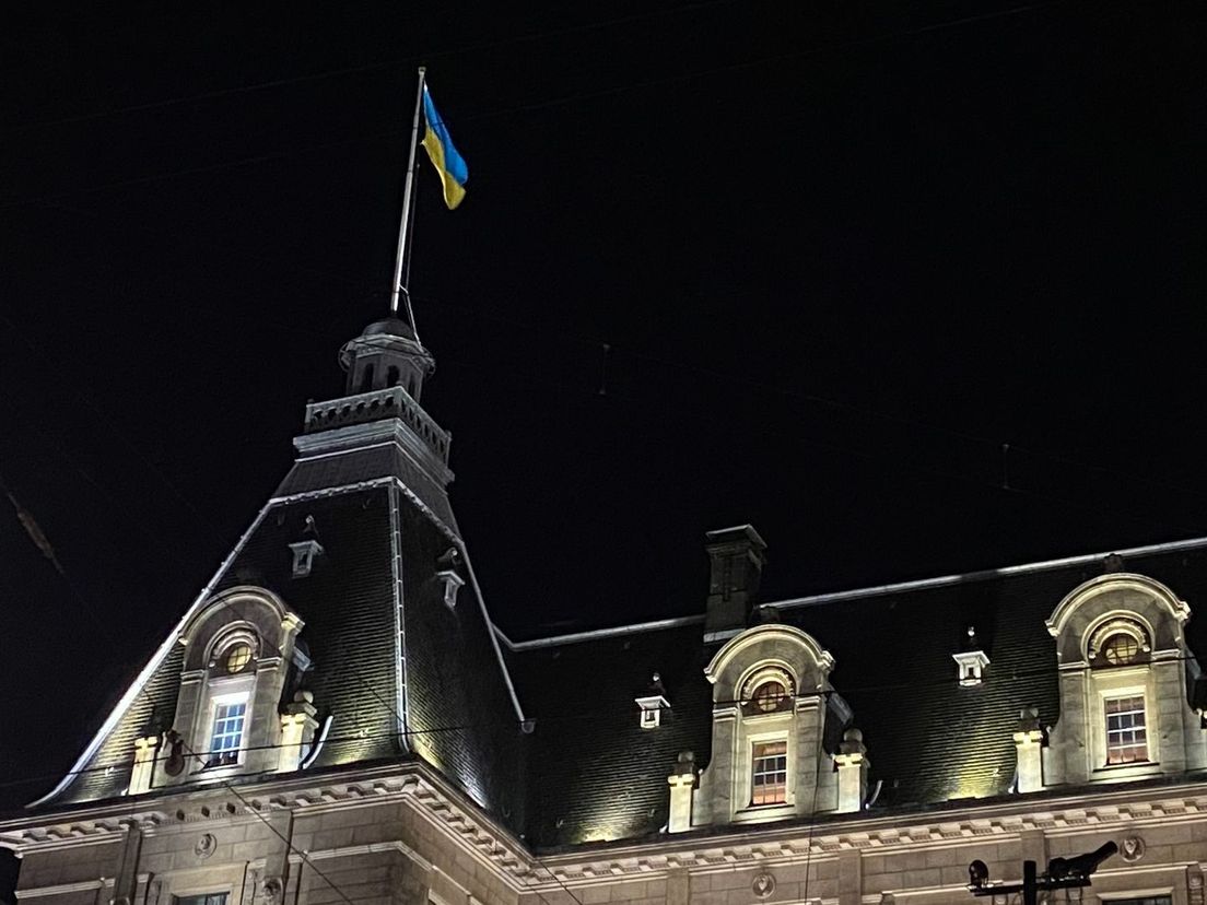 Op het Rotterdamse stadhuis wappert de vlag van Oekraïne
