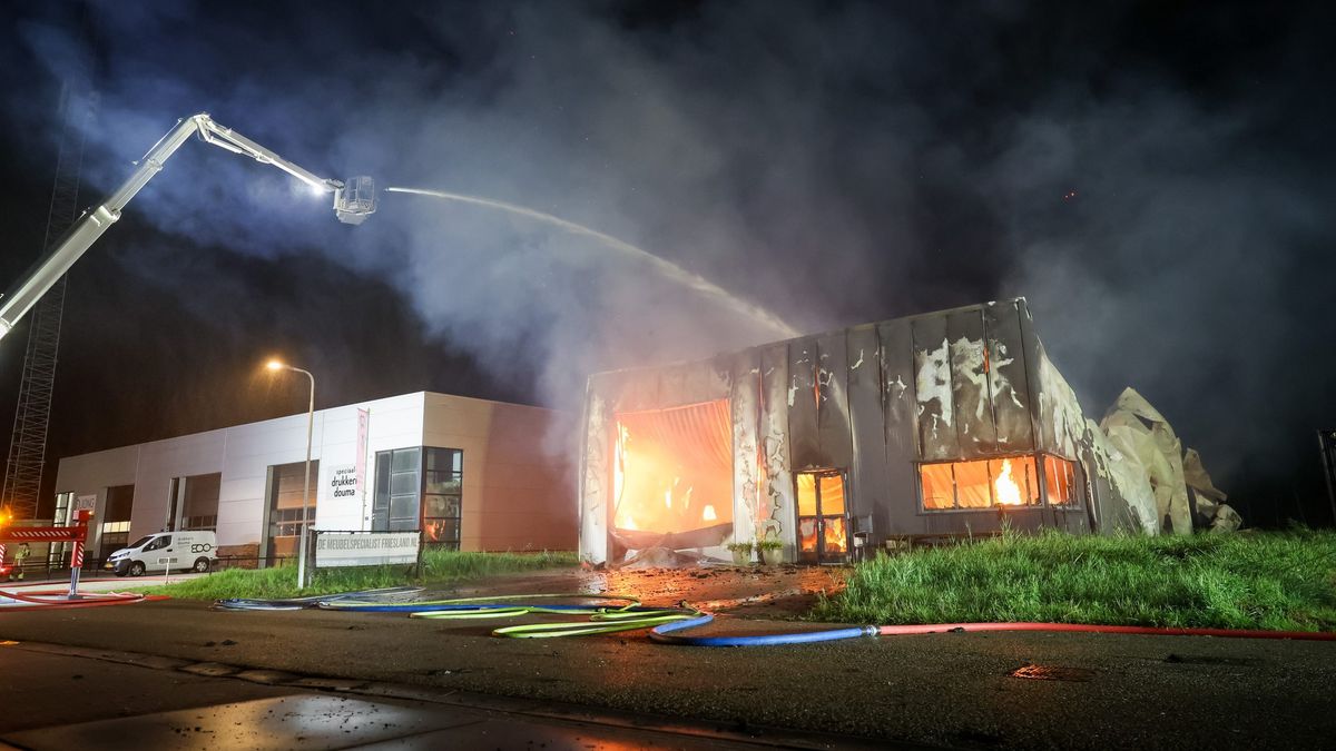 Grote brand bij meubelmakerij in Dokkum: intussen 'brand meester'