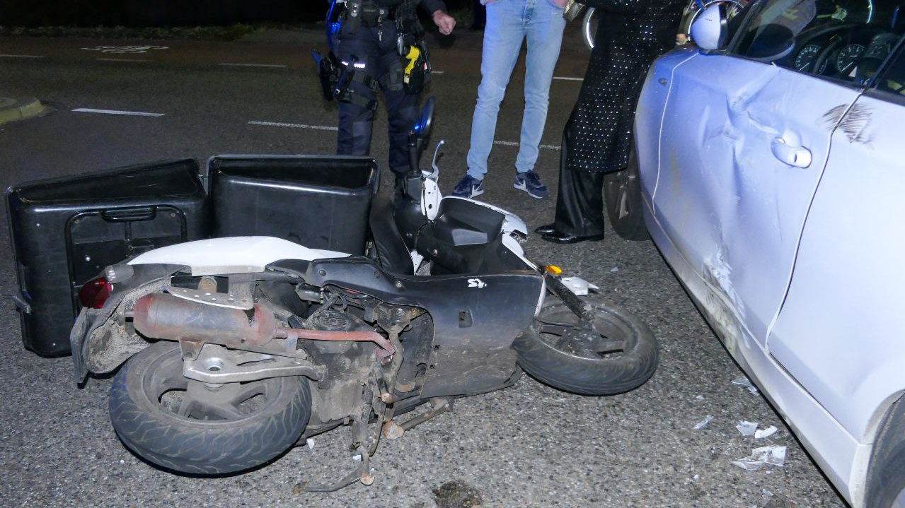 Bestuurder bezorgscooter in Enschede gewond bij aanrijding | Motorrijder gewond bij aanrijding Fleringen.