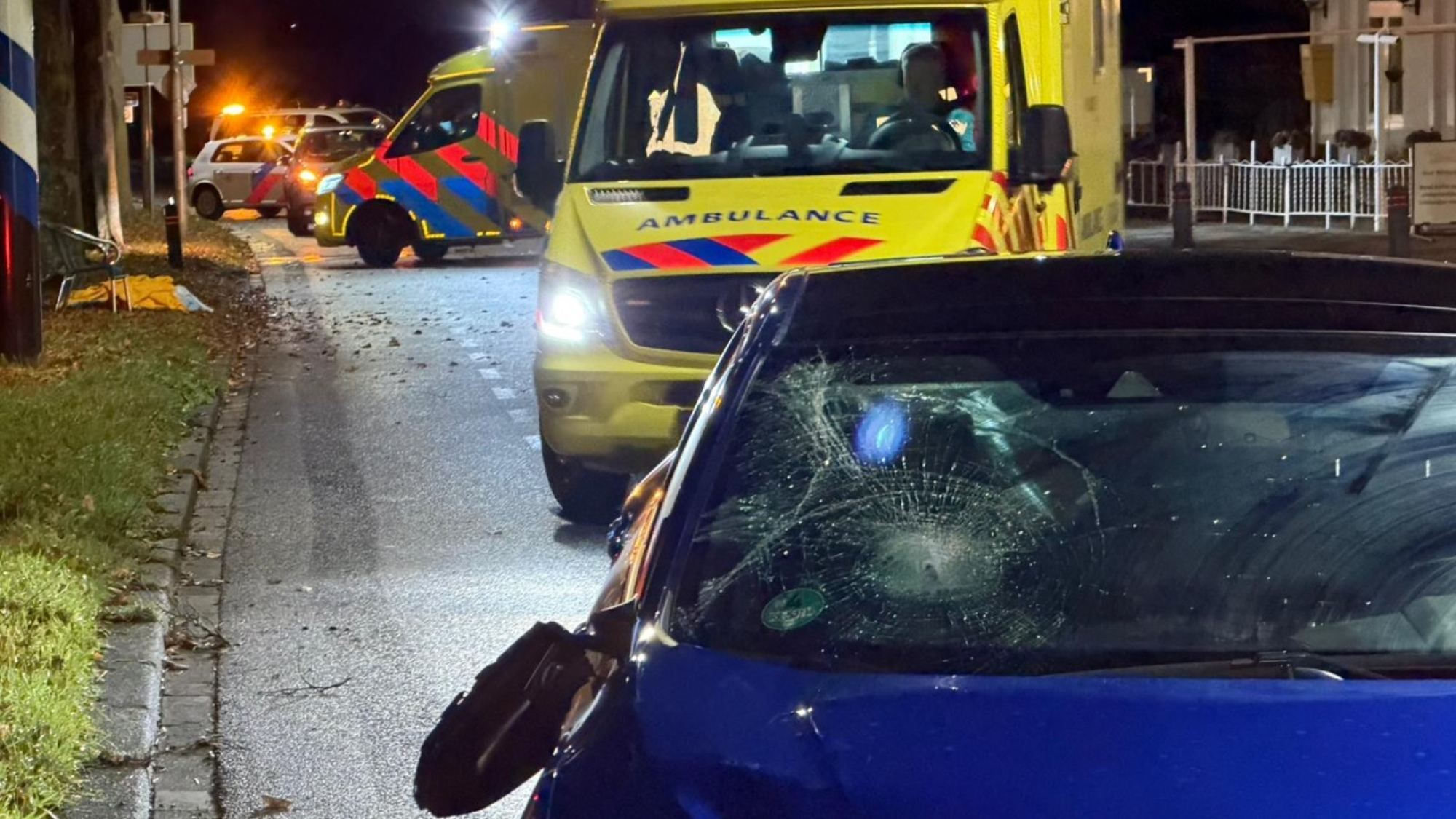 Man raakt bekneld na botsing tegen boom in Sint-Oedenrode, moet met spoed naar ziekenhuis.