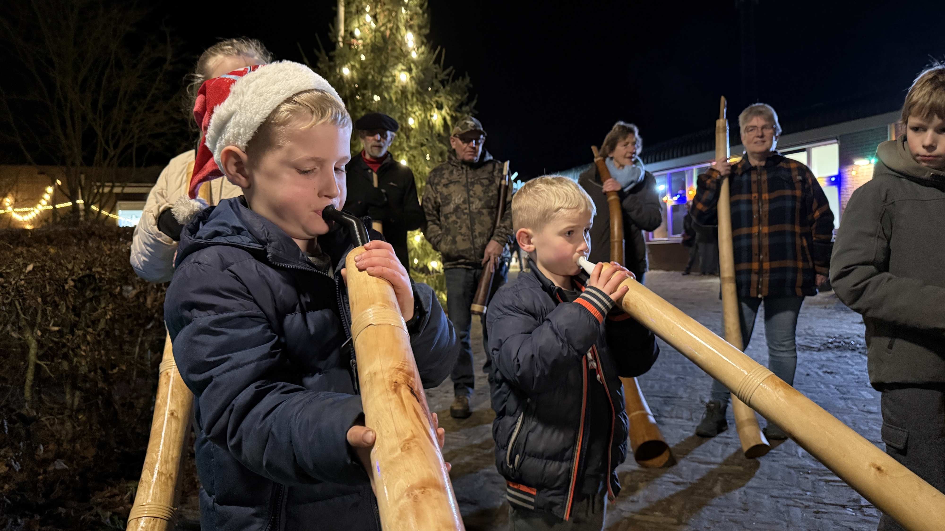 Midwinterhoorn springlevend onder jeugd in Wapserveen: 'Je moet een scheetgeluid maken'