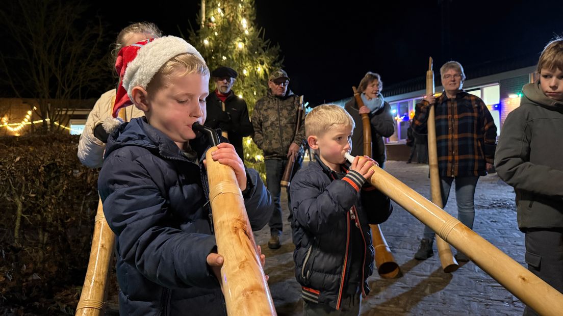 Niek (8) en Alex (6) spelen op hun eigen midwinterhoorn