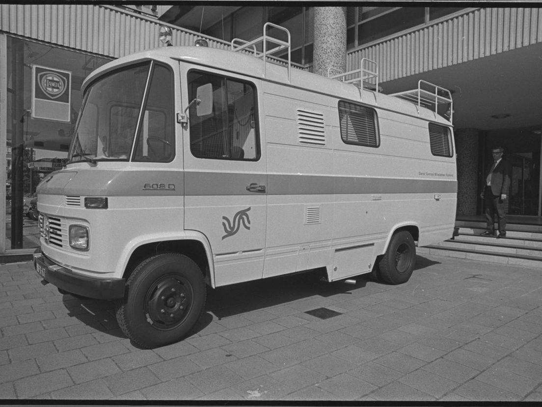 Nieuwe meetwagen voor de Milieudienst Rijnmond (1974)