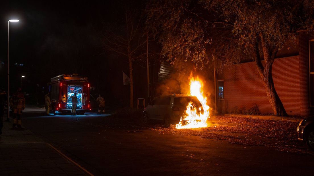 Vlammen laaien op bij auto als de brandweer arriveert
