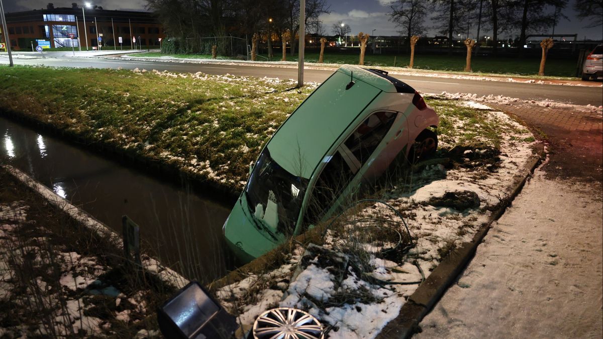 Auto's belanden in het water door gladde wegen - Drukke ochtendspits verwacht