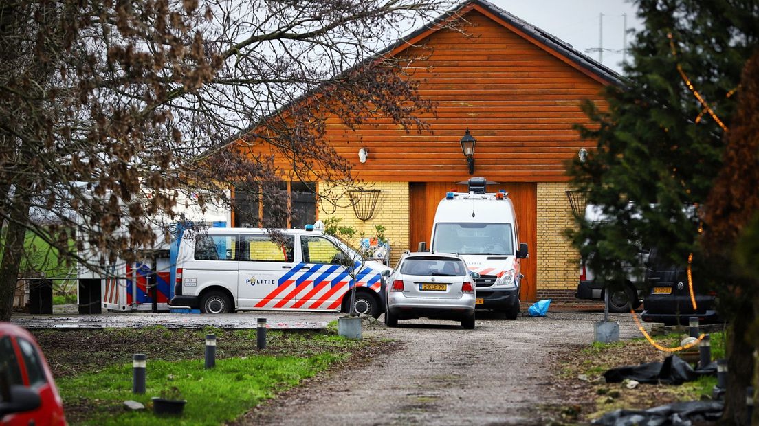 De politie doet onderzoek op het erf aan de Hofdijklaan