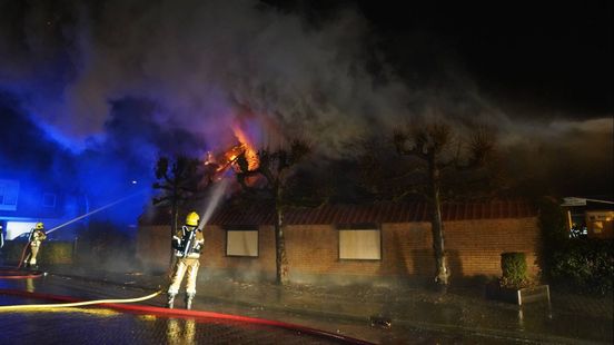 Grote brand in woning met rieten dak