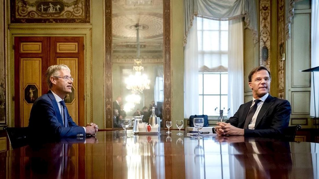 Slob aan tafel bij Rutte